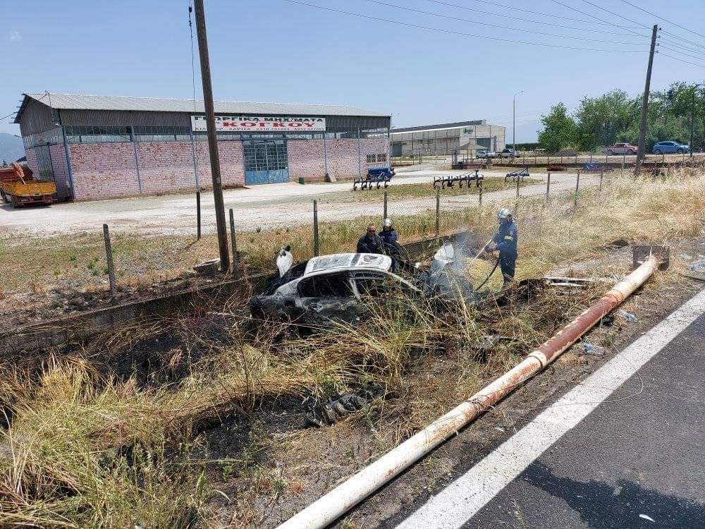 Σύγκρουση 3 αυτοκινήτων στην Λάρισα - Τέσσερα άτομα τραυματίστηκαν και διακομίσθηκαν στο νοσοκομείο - ΦΩΤΟΓΡΑΦΙΕΣ