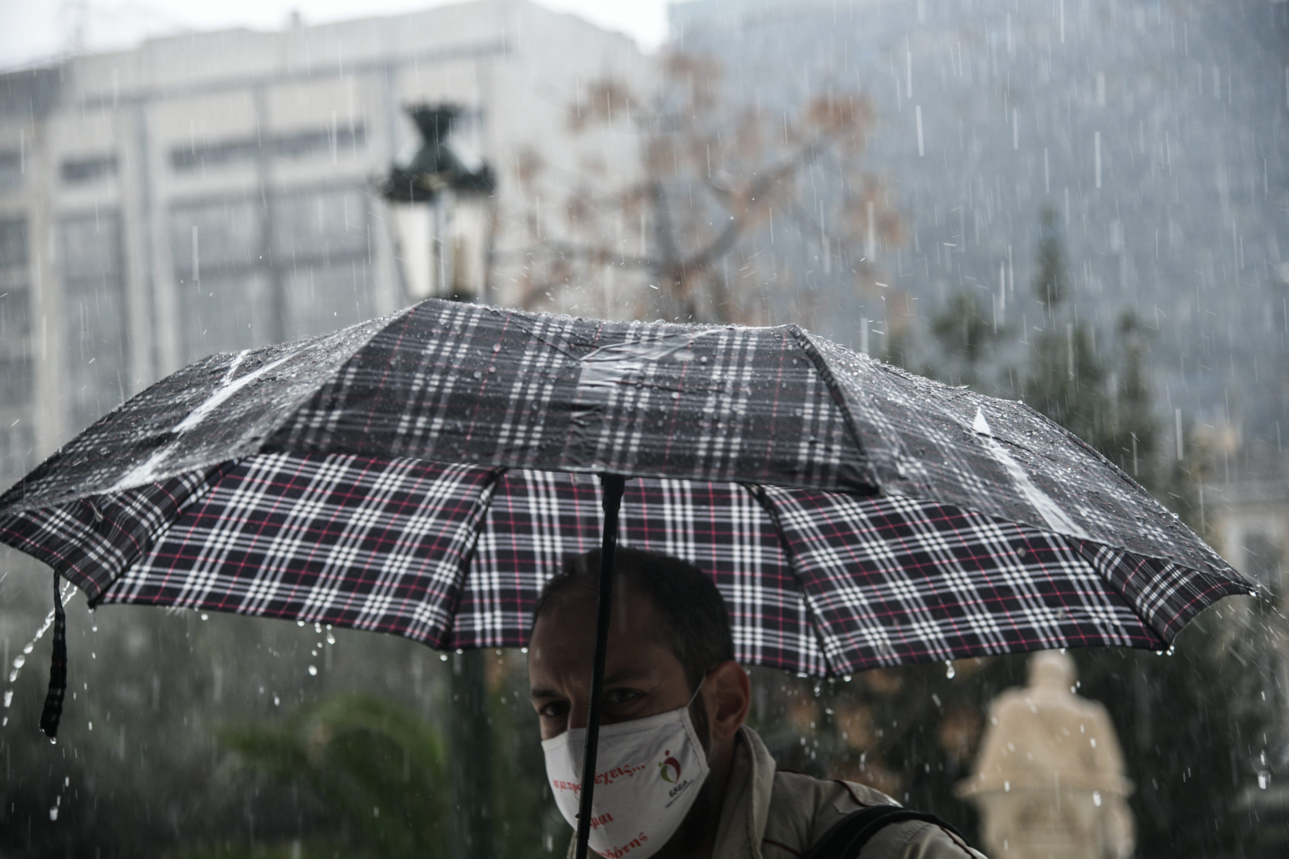 Ο καιρός με τον Παναγιώτη Γιαννόπουλο: Τοπικά ισχυρές βροχές και καταιγίδες την Κυριακή – Πρόγνωση ανά περιοχή (video)