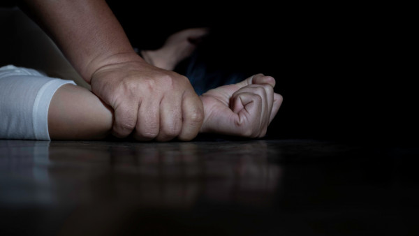 22χρονη κατήγγειλε τον πατέρα της ότι την βίαζε για χρόνια – Της έδινε ναρκωτικά για να μην αντιδρά