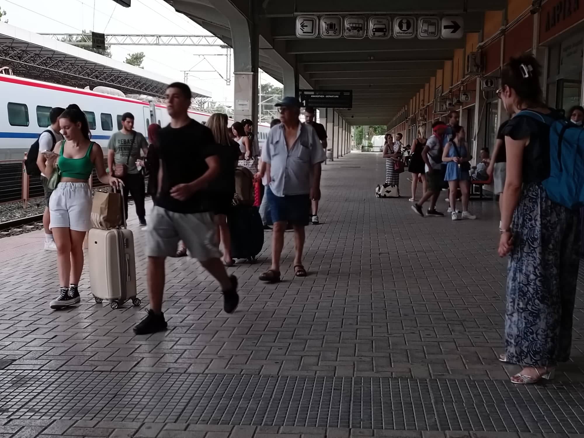 Χαμός με ΟΣΕ στη Λάρισα: Έστειλαν ένα λεωφορείο στο σταθμό να παραλάβει 200 επιβάτες για Θεσσαλονίκη !(ΦΩΤΟ+ video)