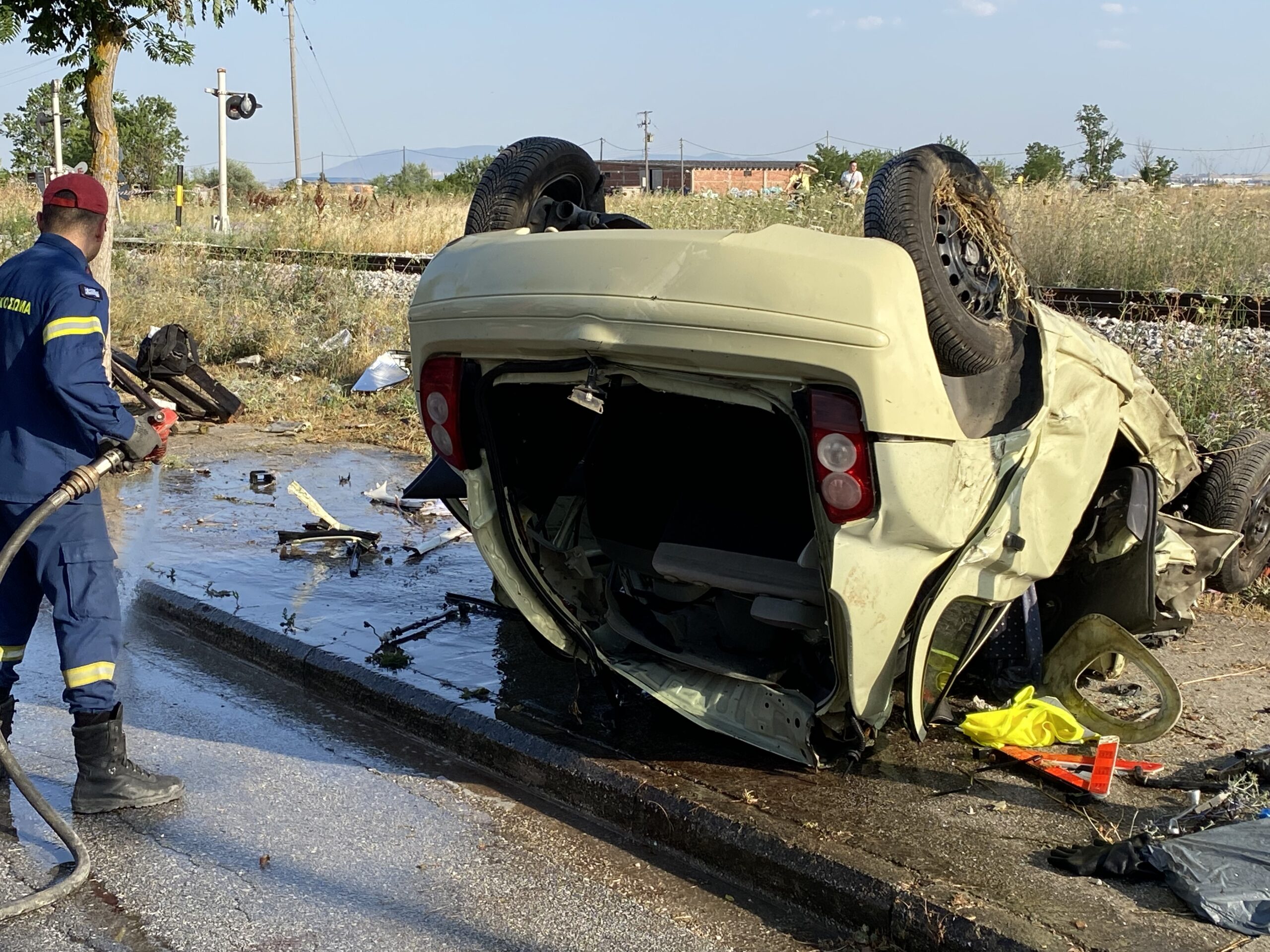 Λάρισα: Ένας νεκρός από σύγκρουση τρένου με ΙΧ (ΦΩΤΟ)