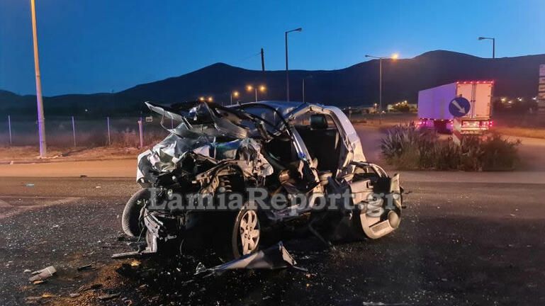 Διαλύθηκε αυτοκίνητο που «καρφώθηκε» σε νταλίκα - Νεκρός ο οδηγός