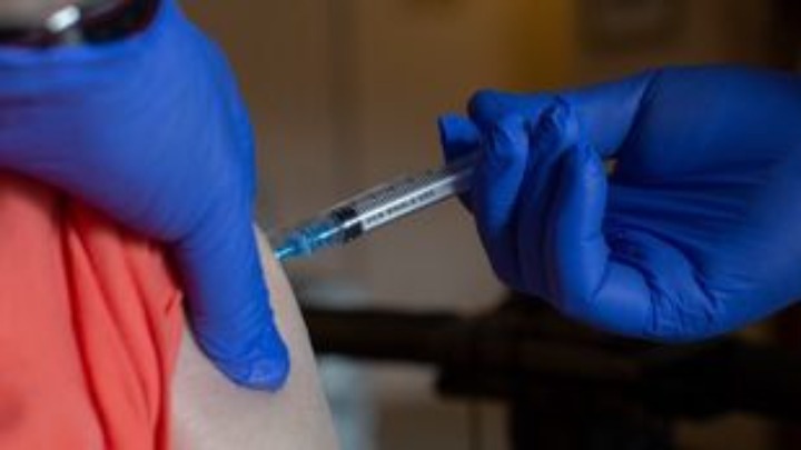 «Πράσινο φως» σε 4η δόση εμβολίου για τους άνω των 30 ετών, «όχι» νέα μέτρα