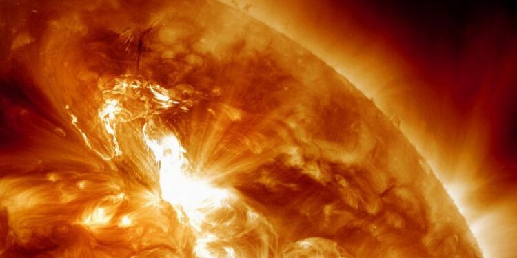 Διάστημα: Ηλιακή καταιγίδα θα «χτυπήσει» σήμερα τη Γη – Πώς θα την επηρεάσει