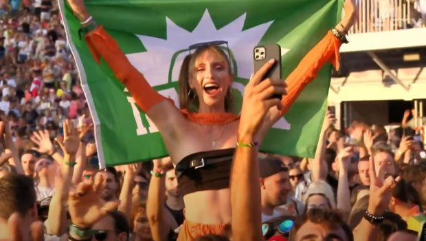 Το ΠΑΣΟΚ είναι… παντού! Τύπισσα πήγε στο Tomorrowland με… τον πράσινο ήλιο αγκαλιά