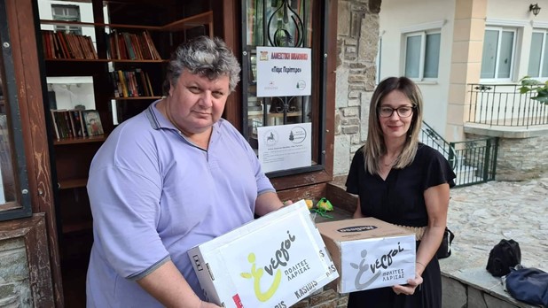 Δωρεά βιβλίων από τους Ενεργούς Πολίτες Λάρισας στη βιβλιοθήκη-περίπτερο της Καλλιπεύκης