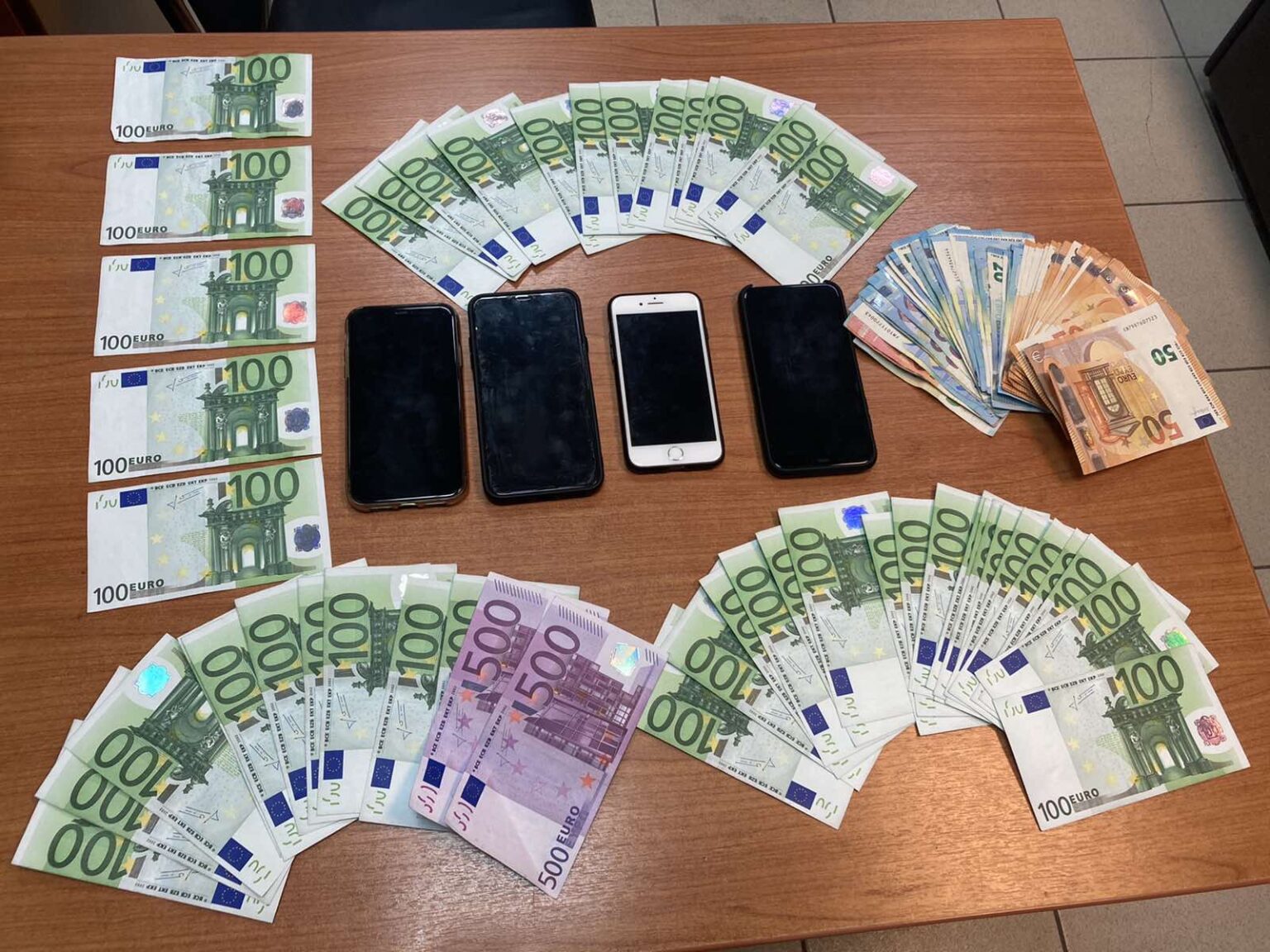 Συνελήφθησαν 4 άτομα για κυκλοφορία πλαστών χαρτονομισμάτων – Κατασχέθηκαν 50 πλαστά χαρτονομίσματα αξίας 5.800 ευρώ