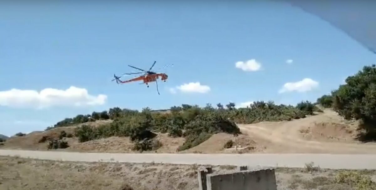 Δίλοφο Φαρσάλων: Πυροσβεστικό ελικόπτερο Ericsson κάνει ανεφοδιασμό από δεξαμενή (βίντεο)
