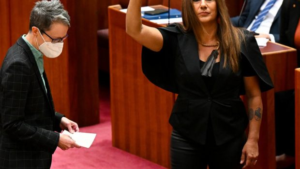 Αυστραλία: «Αποικιοκράτισσα» αποκάλεσε τη βασίλισσα Ελισάβετ αυτόχθων γερουσιαστής κατά την ορκωμοσία της