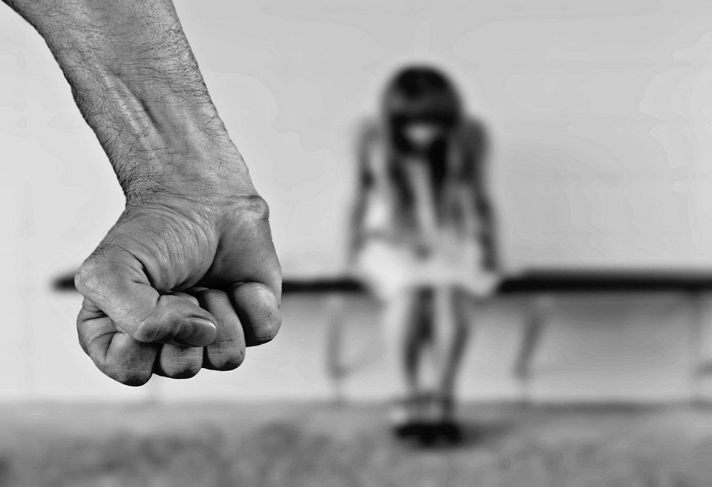 Ενδοοικογενειακή βία: Θύμα περιγράφει τον εφιάλτη που έζησε – «Με χτύπησε ενώ ήμουν έγκυος»