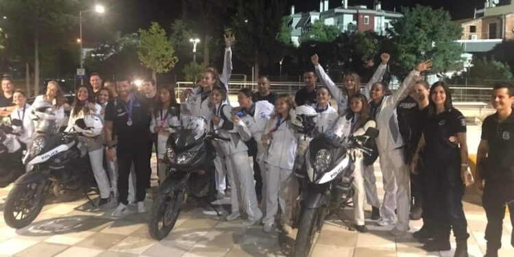 Τα κορίτσια της Εθνικής Πόλο πανηγυρίζουν τη νίκη τους με Λαρισαίους Αστυνομικούς