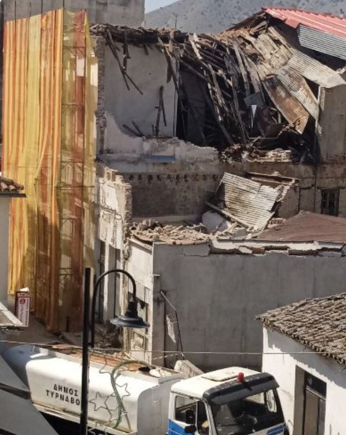 Kατέρρευσε σκεπή κτιρίου στον Τύρναβο