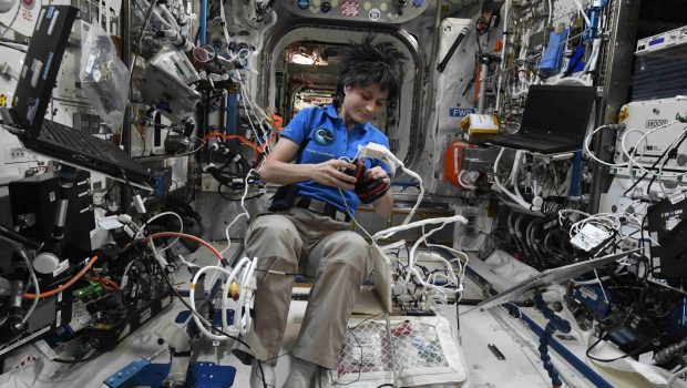 Πώς λούζονται στον Διεθνές Διαστημικό Σταθμό; Μία αστροναύτης δείχνει τον τρόπο