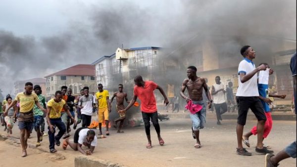 Σιέρα Λεόνε: Ξύλο μέχρι θανάτου για δύο αστυνομικούς σε διαδηλώσεις κατά της ακρίβειας