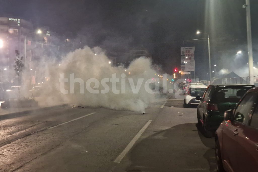 Πανικός στο ΑΠΘ: Η στιγμή που η ΕΛΑΣ ρίχνει χημικά σε συναυλία του Θ. Παπακωνσταντίνου με πάνω από 4.000 άτομα (video)