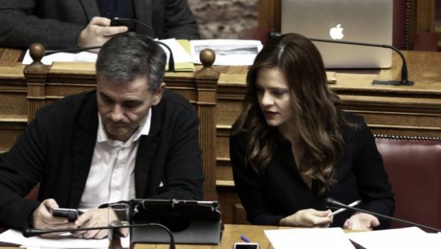 Αχτσιόγλου: Κάποιοι πληρώνουν ακριβά την ανάπτυξη – Η τρολιά Τσακαλώτου σε Σταϊκούρα
