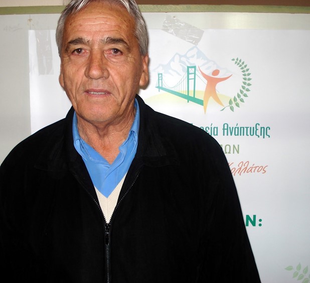 Ο Κώστας Κολλάτος αποχαιρετά τον Τάκη Χρυσικό
