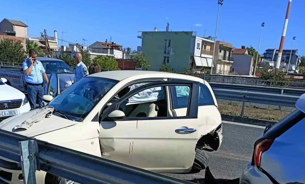 Σύγκρουση τριών αυτοκινήτων στην Λάρισα - Τραυματίστηκαν δύο άτομα (ΦΩΤΟ)