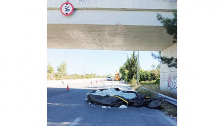 Λάρισα: «Γέμισε» με βαμβάκι η Εθνική Οδός – Φορτηγό προσέκρουσε σε γέφυρα