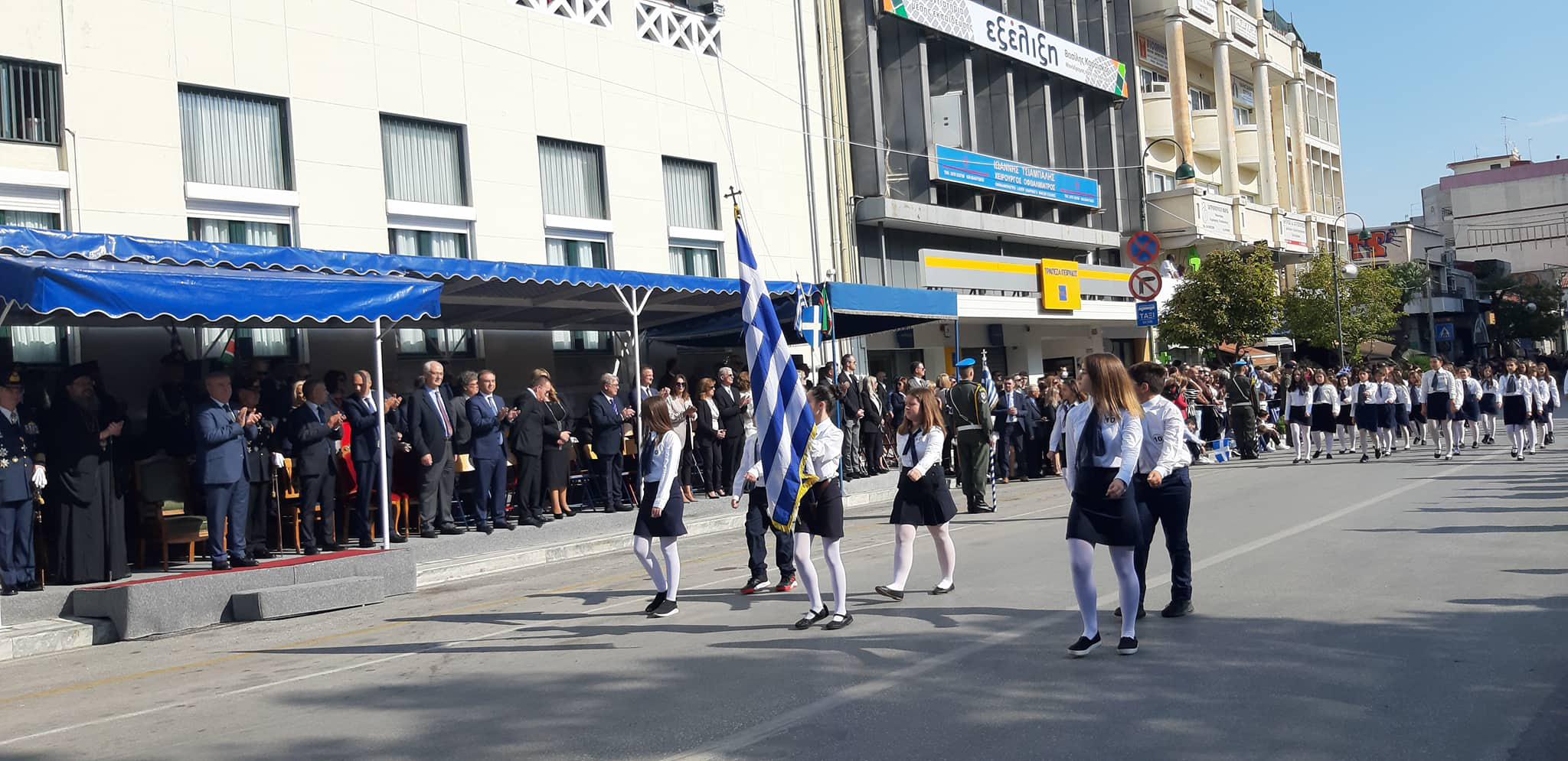 Εντυπωσίασε η μεγάλη παρέλαση στη Λάρισα – Δείτε πλούσιο φωτορεπορτάζ