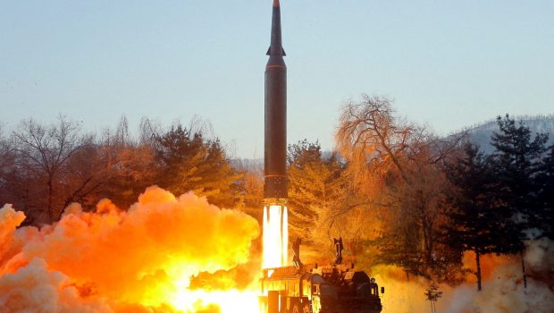 Β. Κορέα: Εκτόξευση νέου πυραύλου προς την περιοχή όπου πλέει το αεροπλανοφόρο των ΗΠΑ
