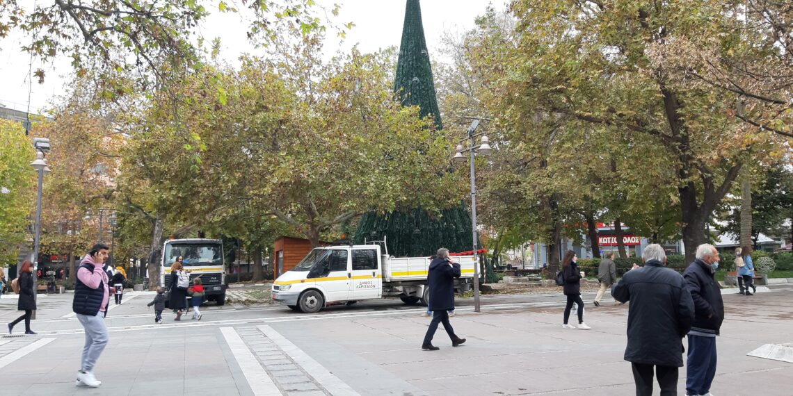 Στην τελική ευθεία για να το άναμμα του χριστουγεννιάτικου δέντρου στη Λάρισα (ΦΩΤΟ)