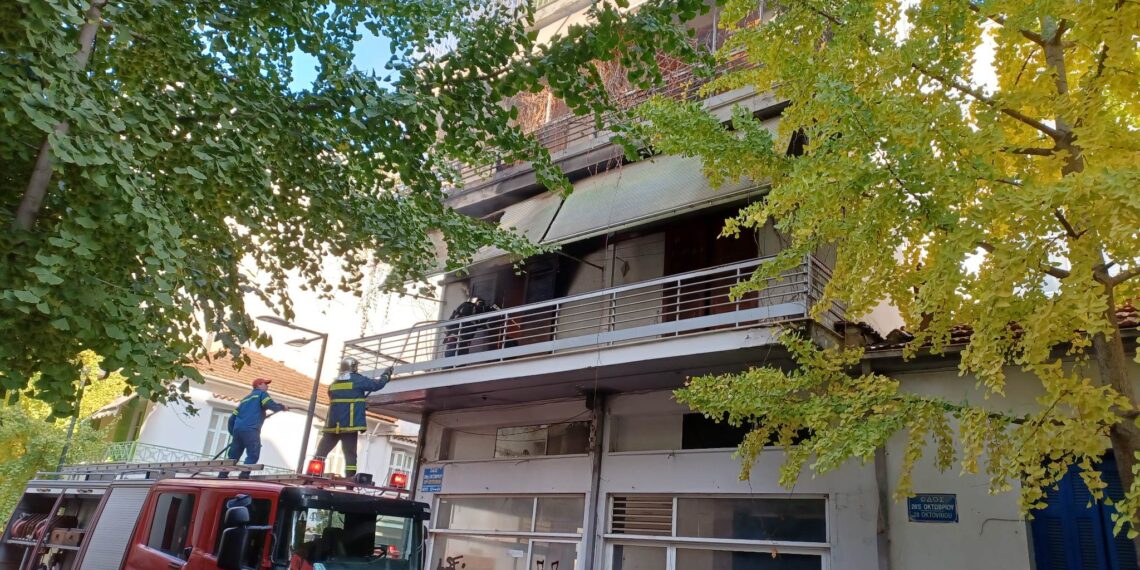 Φωτιά σε διαμέρισμα στο κέντρο της Λάρισας  - ΦΩΤΟ