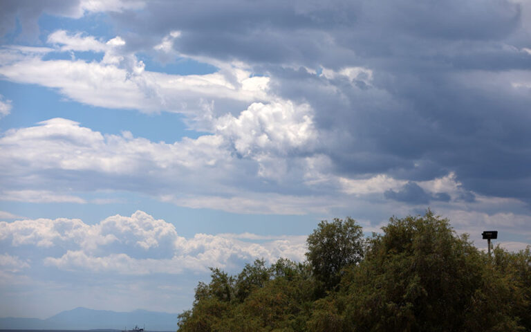 Καιρός: Συννεφιά και τοπικές βροχές στη Θεσσαλία – Αναλυτική πρόγνωση