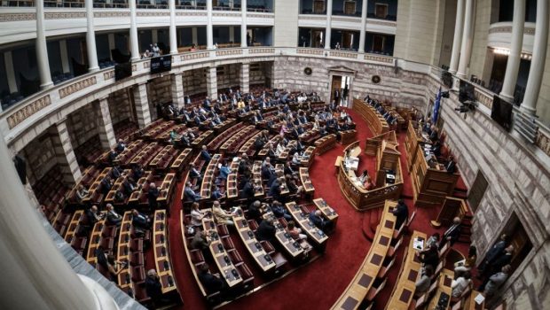 Food pass: «Θέλει να εξαγοράσει τη λαϊκή ψήφο με 30 ευρώ» – Πυρά από την Αντιπολίτευση