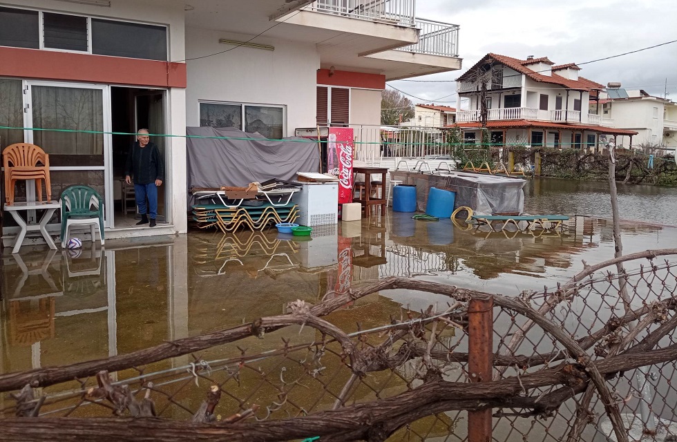 Τεράστια λίμνη τα Μεσάγκαλα- δρόμοι απροσπέλαστοι σπίτια πλημμυρισμένα (ΦΩΤΟ)