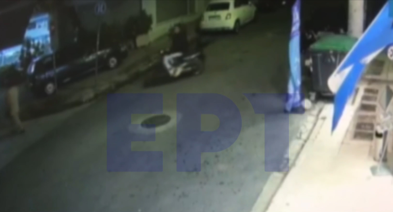 Βίντεο ντοκουμέντο ΕΡΤ: Ληστής ρίχνει γυναίκα στο δρόμο για να της αρπάξει την τσάντα – Η ίδια κατέληξε δύο ημέρες μετά