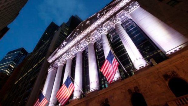 Wall Street: Άντεξε και έσωσε την εβδομάδα