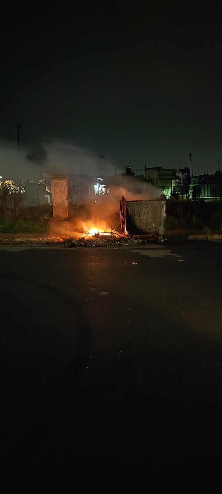 Φωτιά έξω από σχολείο της Λάρισας τρόμαξε τους κατοίκους της συνοικίας