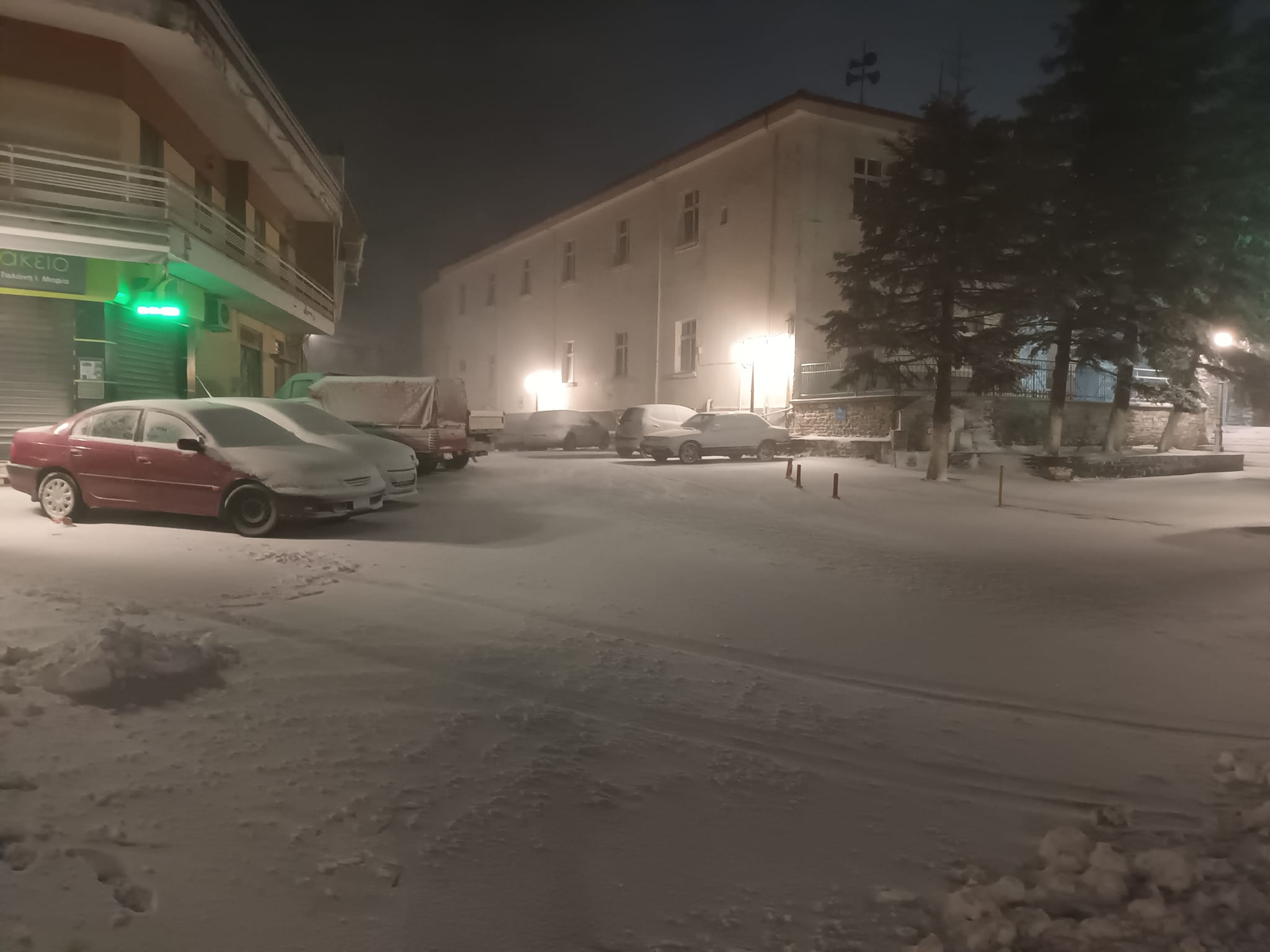 Χιόνισε στα ορεινά χωριά του νομού Λάρισας (ΦΩΤΟ)