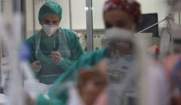 Κοροναϊός: Φόβοι για αύξηση θανάτων και νοσηλειών στην Ελλάδα – «Ο Ορθρος δεν καταλαβαίνει από εξουδετερωτικά αντισώματα»