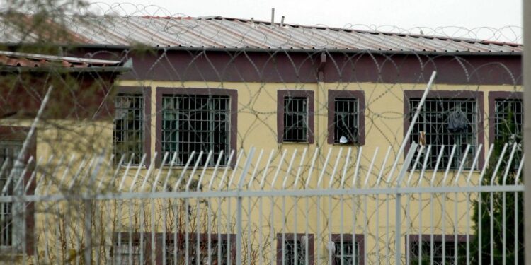 Λάρισα: Δέκα χρόνια κάθειρξη στον 39χρονο απατεώνα με το … κούρεμα καταθέσεων