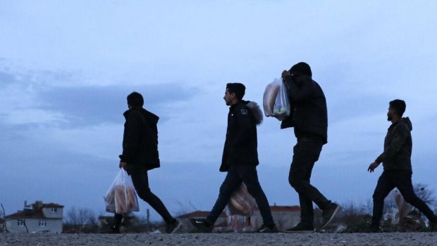 Ποιος φέρνει μετανάστες και πρόσφυγες;