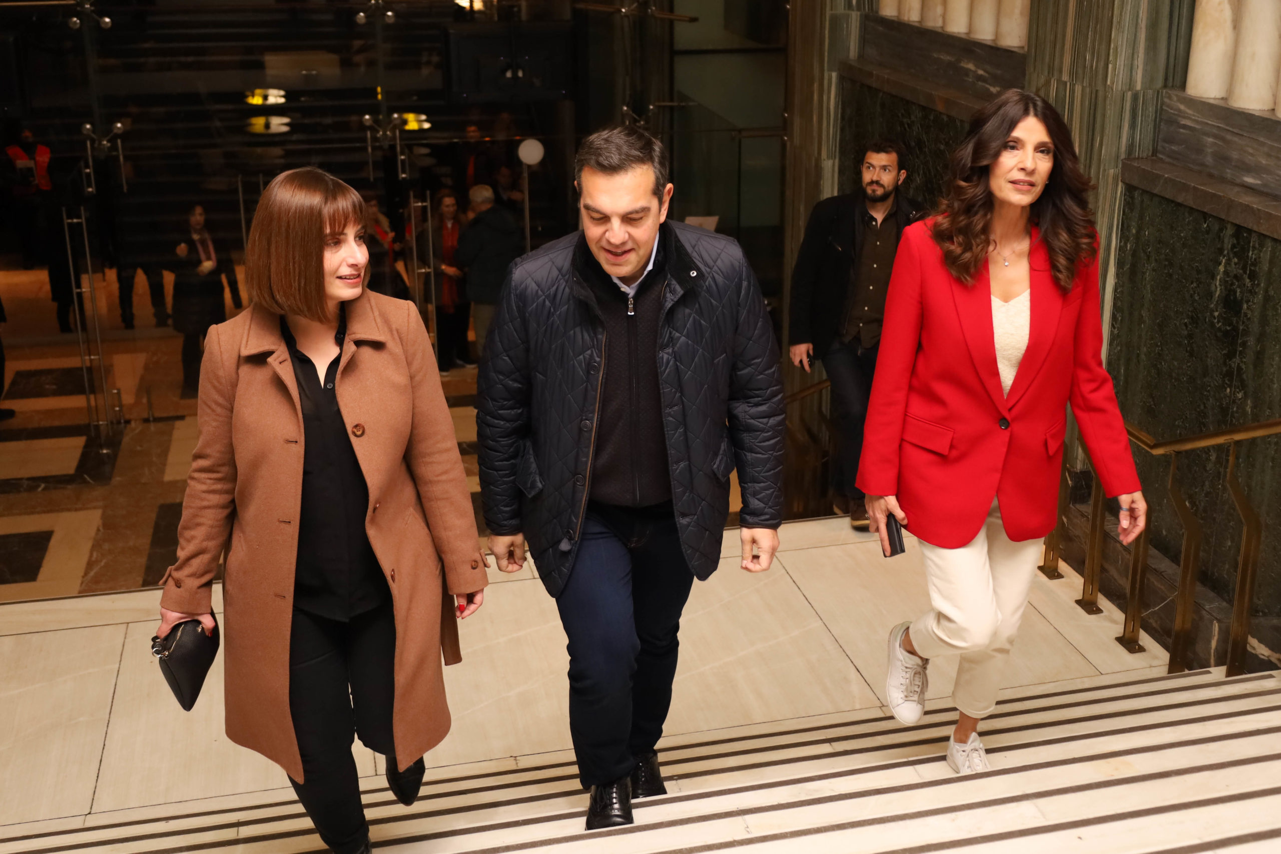 Στην πρώτη γραμμή πολιτικής αντιπαράθεσης οι παρακολουθήσεις: Σκληρή κόντρα ΠΑΣΟΚ -ΣΥΡΙΖΑ