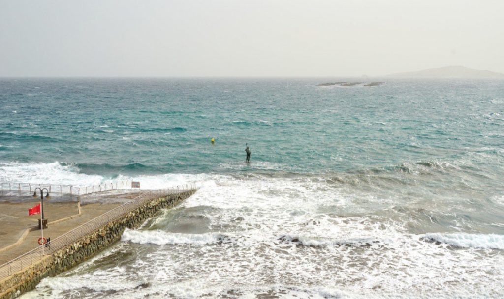 Το άγαλμα του Ποσειδώνα που εμφανίζεται και χάνεται μέσα στη θάλασσα
