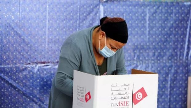 Τυνησία: Σε χαμηλά ποσοστά παρέμεινε η συμμετοχή και στον δεύτερο γύρο των εκλογών