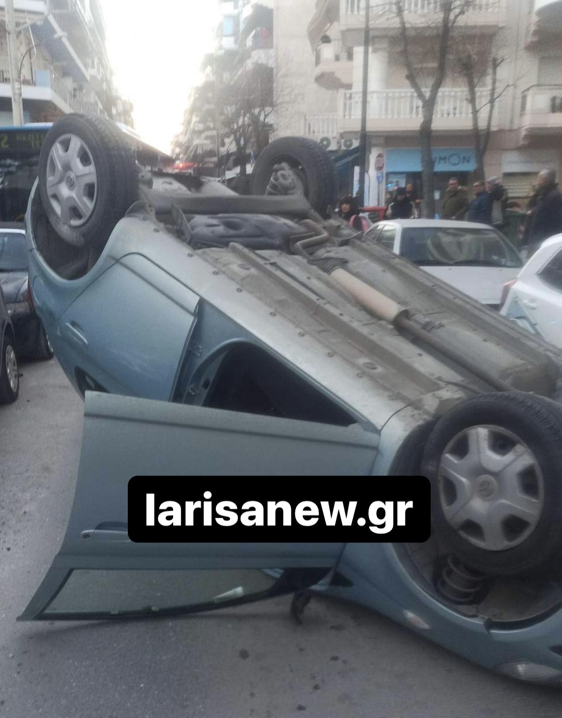 ΤΩΡΑ- Τροχαίο στη Λάρισα : Αυτοκίνητο τούμπαρε στο κέντρο της πόλης (ΦΩΤΟ)