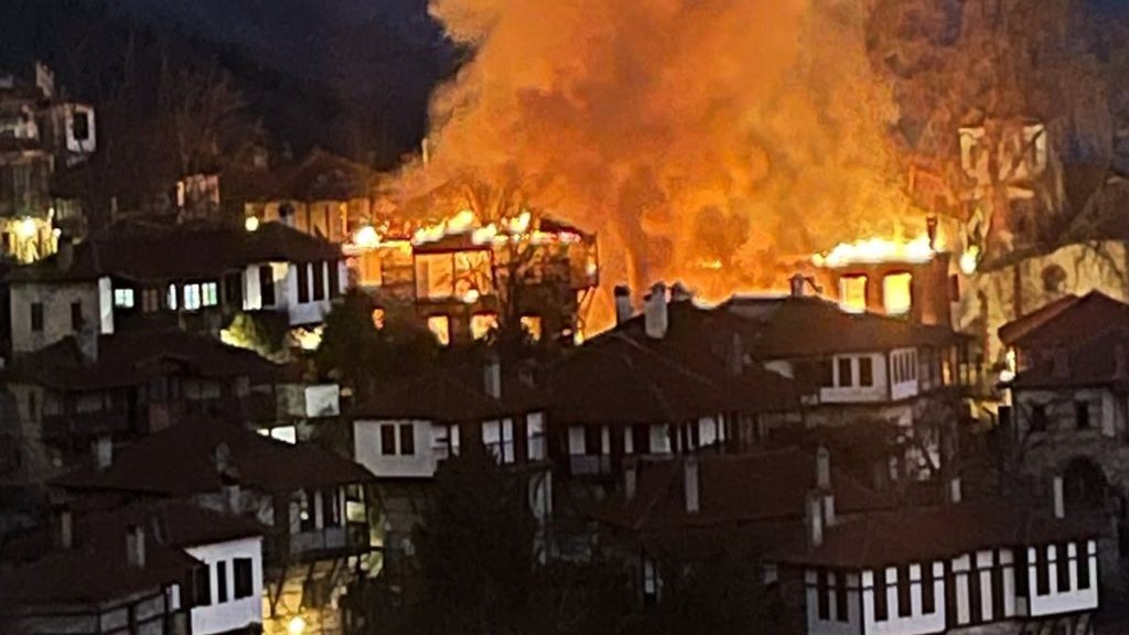 Χαμός με φωτιά στον Παλαιό Παντελεήμονα – Κάηκαν επιχειρήσεις και σπίτια (Φωτο)
