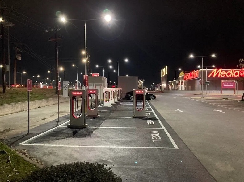 Tesla Supercharger σταθμός άνοιξε στη Λάρισα και εντυπωσιάζει