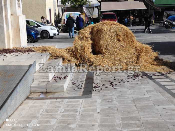 Αγρότες: Πέταξαν γάλα και ζωοτροφές στην κεντρική πλατεία της Λαμίας
