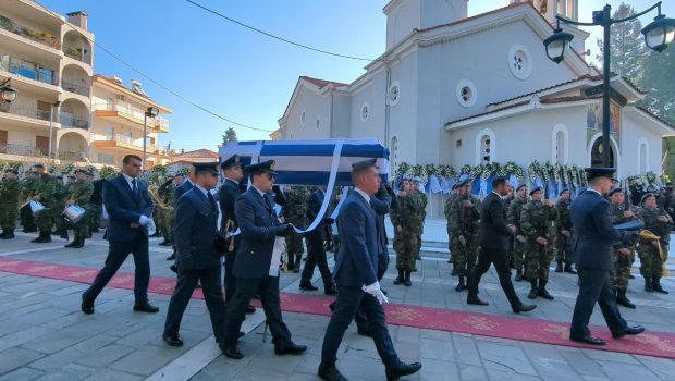 Πτώση Φάντομ στην Ανδραβίδα: Στην εκκλησία για την κηδεία η οικογένεια του υποσμηναγού
