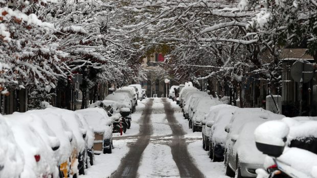 Χιόνια στην Αθήνα: Πότε θα πέσουν οι πρώτες νιφάδες και σε ποιες περιοχές θα το «στρώσει»