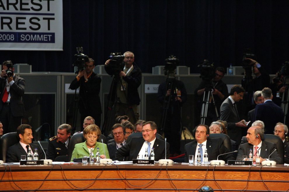 Στιγμιότυπο απο την ειδική συνεδρίαση NAC με τους προσκεκλημένους Αλβανία και Κροατία που έγινε σήμερα Πέμπτη 3 Απριλίου 2008 στο Βουκουρέστι στα πλαίσια της Συνόδου του ΝΑΤΟ. Στην φωτογραφία διακρίνονται απο δεξιά ο Υπουργός ’μυνας Βαγγέλης Μεϊμαράκης, ο Πρωθυπουργός Κώστας Καραμνλής, ο Γερμανός Υπουργός Εθνικής ’μυνας Γιόζεφ Γιουνγκ, η Γερμανίδα Καγκελάριος Ανγκέλα Μέρκελ και ο Γάλλος Πρόεδρος Νικολά Σαρκοζί. (ΤΑΤΙΑΝΑ ΜΠΟΛΑΡΗ/ EUROKINISSI) Στιγμιότυπο απο την ειδική συνεδρίαση NAC με τους προσκεκλημένους Αλβανία και Κροατία που έγινε σήμερα Πέμπτη 3 Απριλίου 2008 στο Βουκουρέστι στα πλαίσια της Συνόδου του ΝΑΤΟ. Στην φωτογραφία διακρίνονται απο δεξιά ο Υπουργός ’μυνας Βαγγέλης Μεϊμαράκης, ο Πρωθυπουργός Κώστας Καραμνλής, ο Γερμανός Υπουργός Εθνικής ’μυνας Γιόζεφ Γιουνγκ, η Γερμανίδα Καγκελάριος Ανγκέλα Μέρκελ και ο Γάλλος Πρόεδρος Νικολά Σαρκοζί. (ΤΑΤΙΑΝΑ ΜΠΟΛΑΡΗ/ EUROKINISSI)