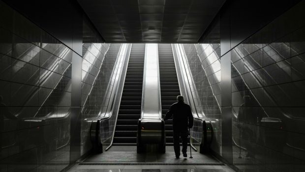 Μετρό: Αποκαταστάθηκε η κυκλοφορία – Χωρίς τις αισθήσεις του ο ηλικιωμένος που έπεσε