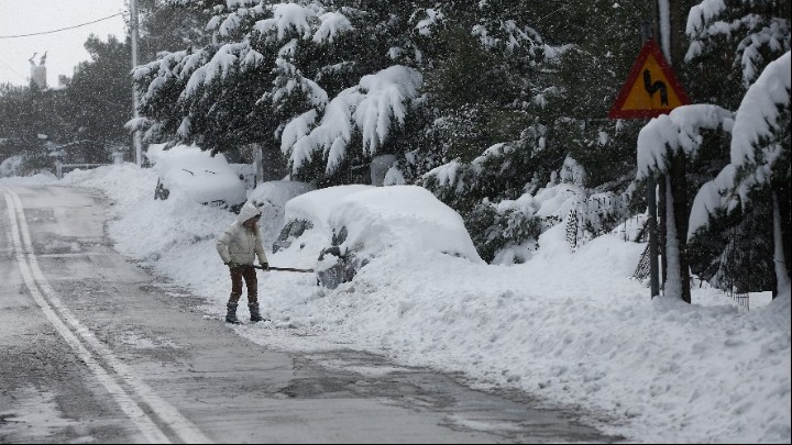 Πυκνές χιονοπτώσεις κατά τόπους σε Ανατ. Στερεά, Μαγνησία, Αττική τις επόμενες ώρες (βίντεο)
