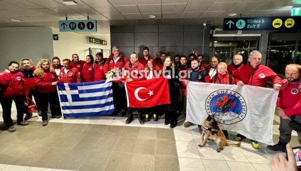 Σεισμός στην Τουρκία: Η τουρκάλα υποπρόξενος στην υποδοχή των εθελοντών της ΕΟΔ στη Θεσσαλονίκη